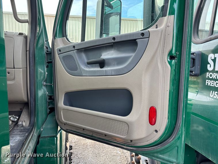 image for item FG1118 2017 Freightliner Cascadia 125 semi truck