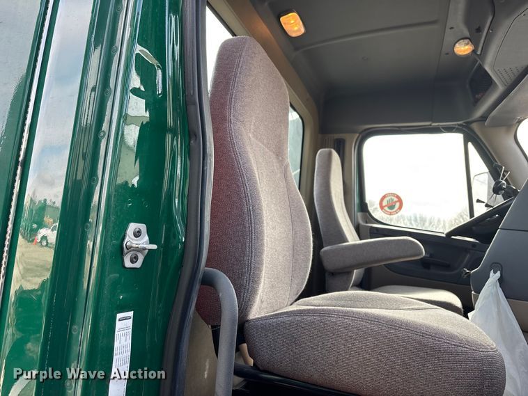 image for item FG1118 2017 Freightliner Cascadia 125 semi truck