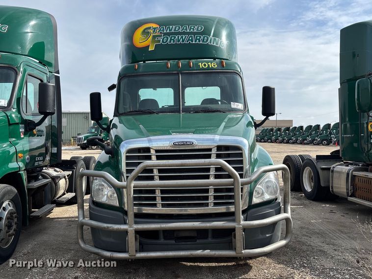 image for item FG1119 2017 Freightliner Cascadia 125 semi truck