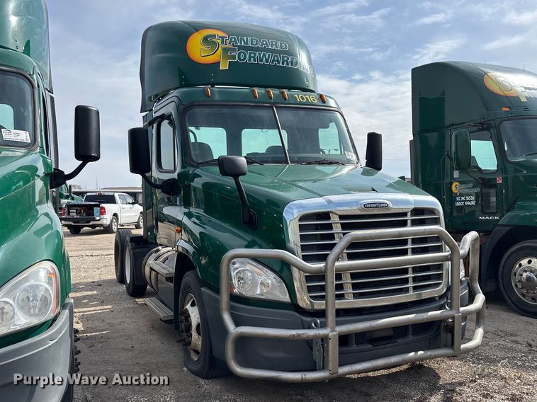 image for item FG1119 2017 Freightliner Cascadia 125 semi truck