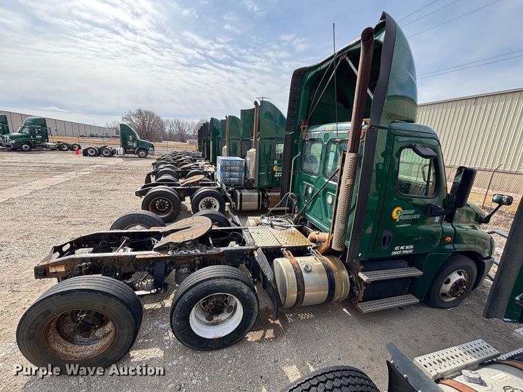 image for item FG1119 2017 Freightliner Cascadia 125 semi truck