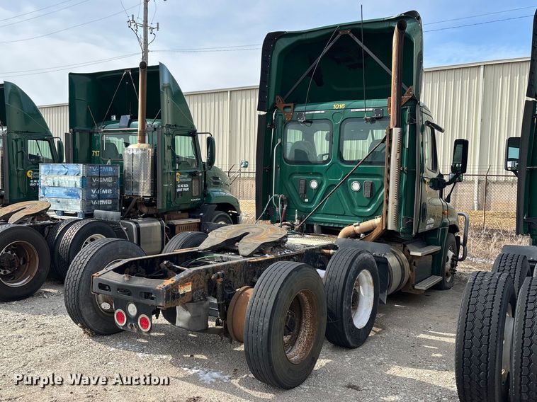 image for item FG1119 2017 Freightliner Cascadia 125 semi truck