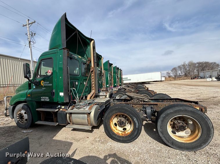 image for item FG1119 2017 Freightliner Cascadia 125 semi truck