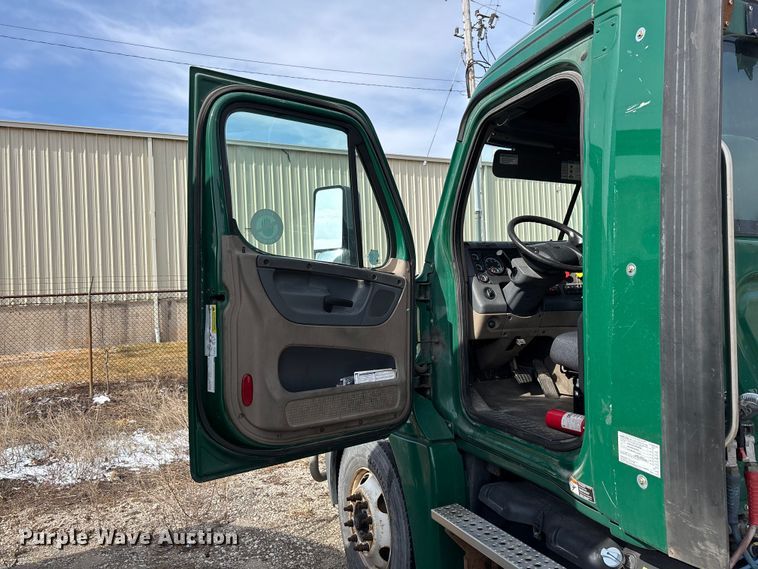 image for item FG1119 2017 Freightliner Cascadia 125 semi truck