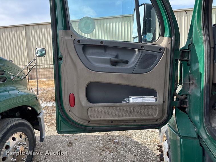 image for item FG1119 2017 Freightliner Cascadia 125 semi truck