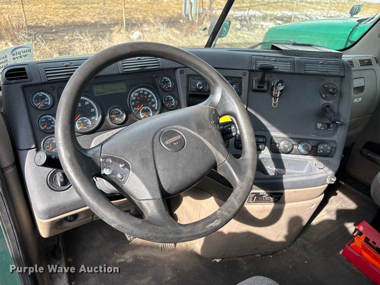 image for item FG1119 2017 Freightliner Cascadia 125 semi truck