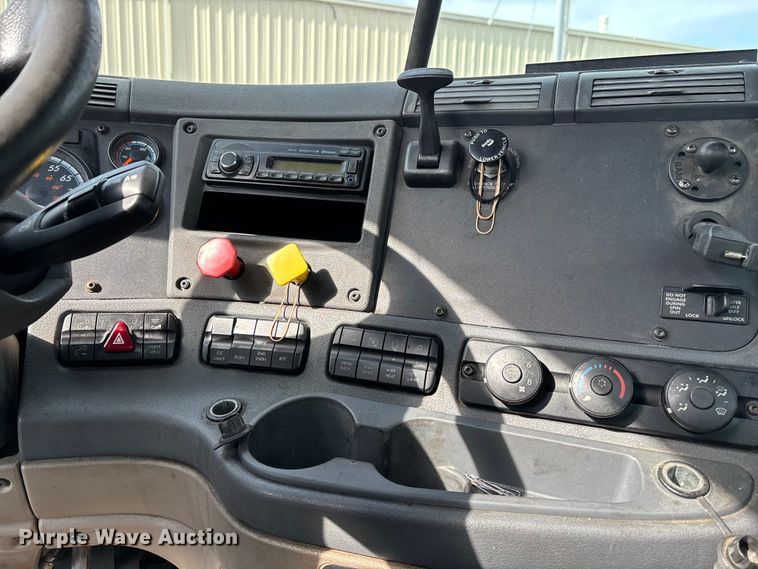 image for item FG1119 2017 Freightliner Cascadia 125 semi truck