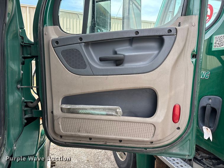 image for item FG1119 2017 Freightliner Cascadia 125 semi truck