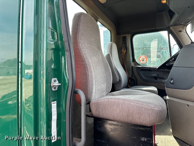 image for item FG1119 2017 Freightliner Cascadia 125 semi truck