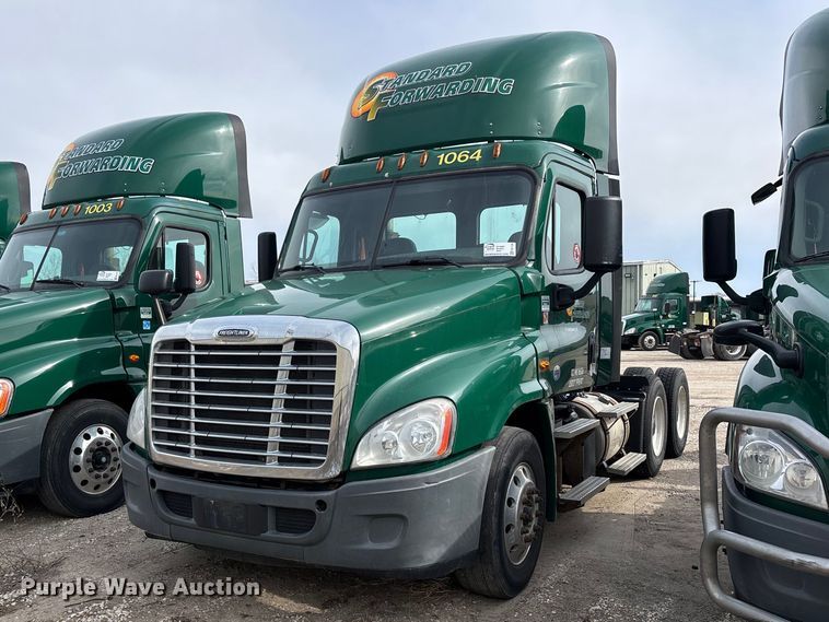 image for item FG1120 2017 Freightliner Cascadia 125 semi truck