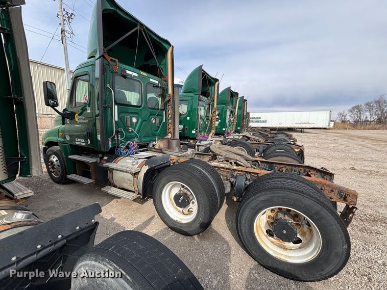 image for item FG1120 2017 Freightliner Cascadia 125 semi truck