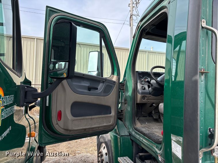 image for item FG1120 2017 Freightliner Cascadia 125 semi truck