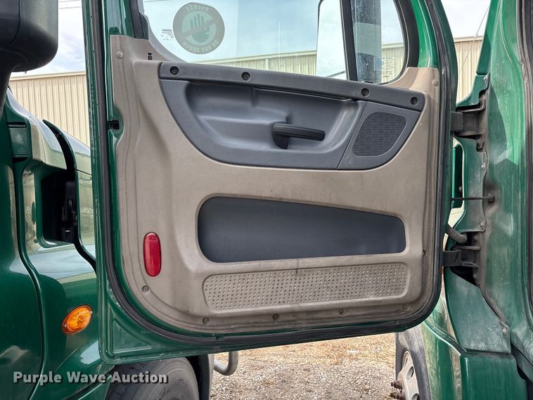 image for item FG1120 2017 Freightliner Cascadia 125 semi truck