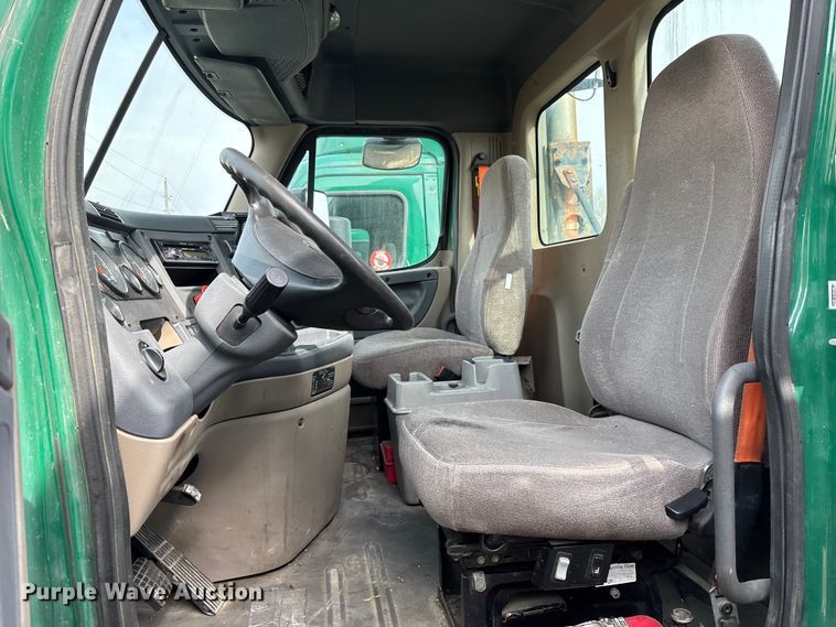 image for item FG1120 2017 Freightliner Cascadia 125 semi truck