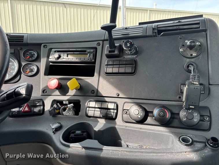 image for item FG1120 2017 Freightliner Cascadia 125 semi truck