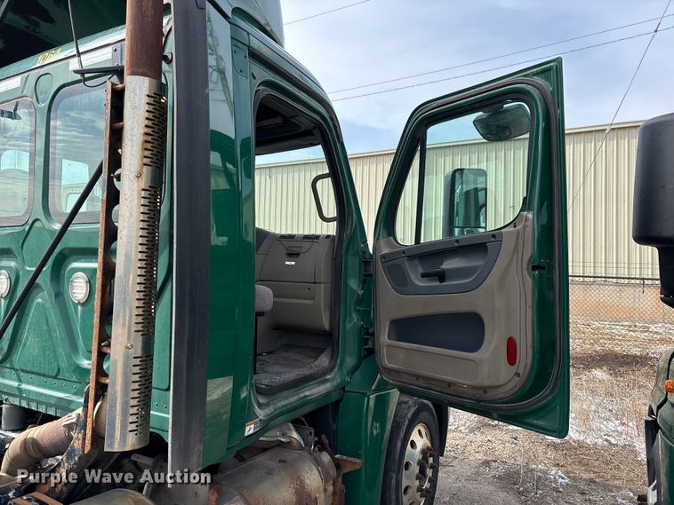 image for item FG1120 2017 Freightliner Cascadia 125 semi truck