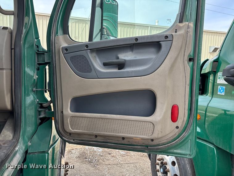 image for item FG1120 2017 Freightliner Cascadia 125 semi truck