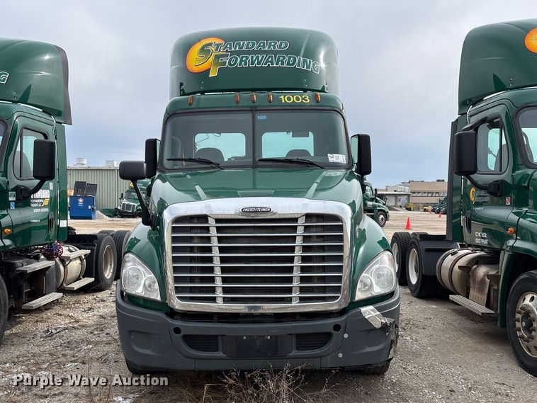 image for item FG1121 2017 Freightliner Cascadia 125 semi truck