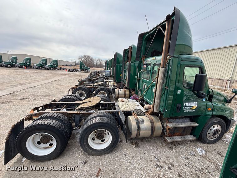 image for item FG1121 2017 Freightliner Cascadia 125 semi truck