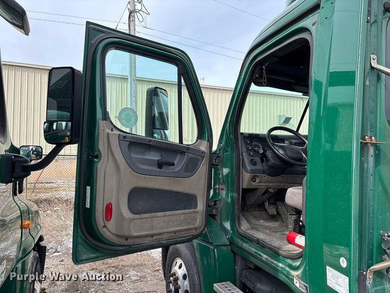 image for item FG1121 2017 Freightliner Cascadia 125 semi truck