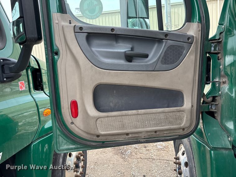 image for item FG1121 2017 Freightliner Cascadia 125 semi truck