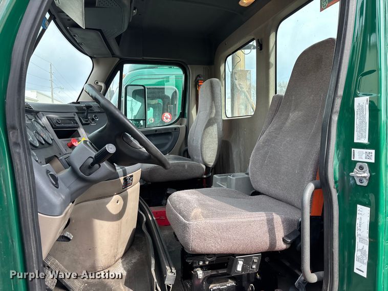 image for item FG1121 2017 Freightliner Cascadia 125 semi truck