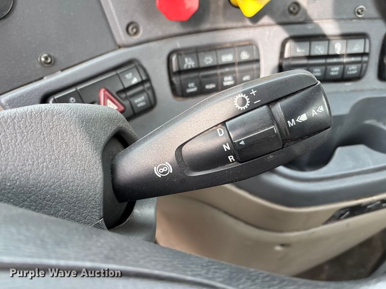 image for item FG1121 2017 Freightliner Cascadia 125 semi truck