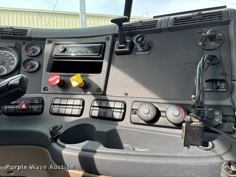 image for item FG1121 2017 Freightliner Cascadia 125 semi truck