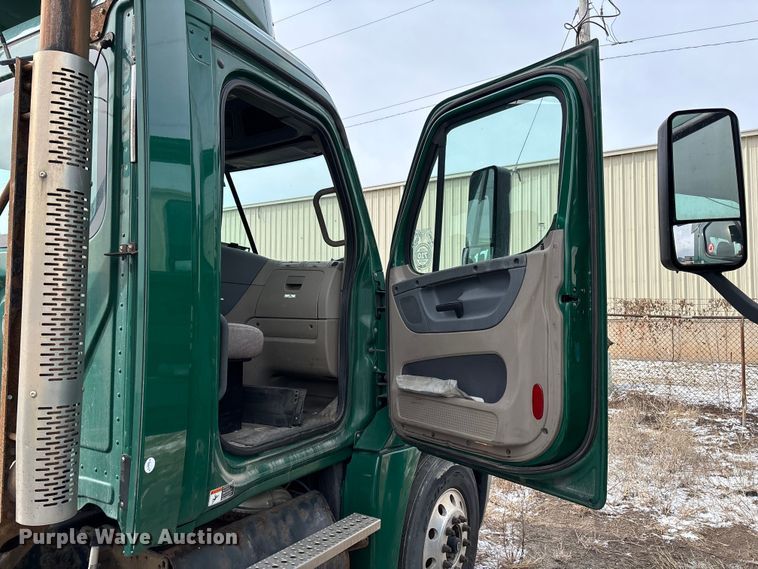 image for item FG1121 2017 Freightliner Cascadia 125 semi truck