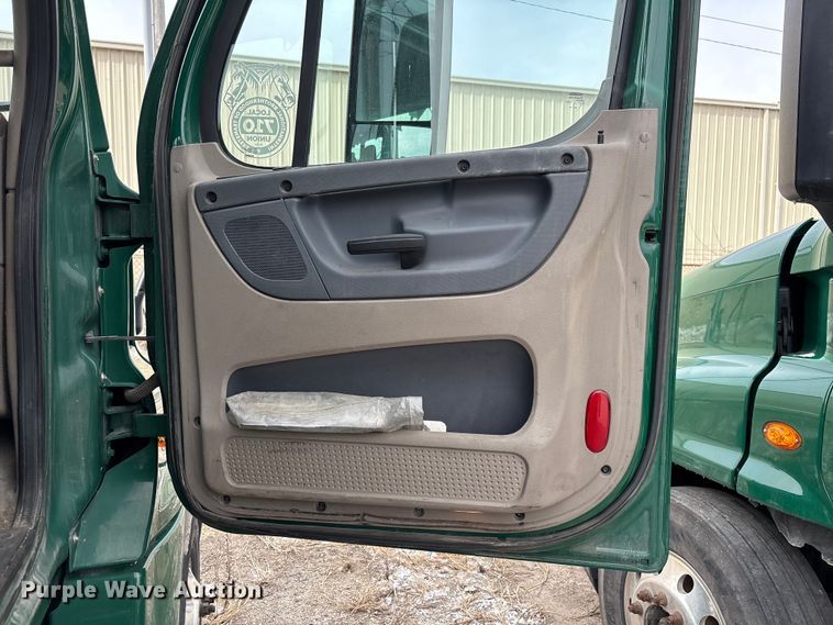 image for item FG1121 2017 Freightliner Cascadia 125 semi truck