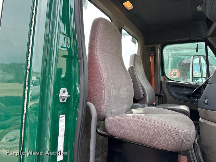 image for item FG1121 2017 Freightliner Cascadia 125 semi truck