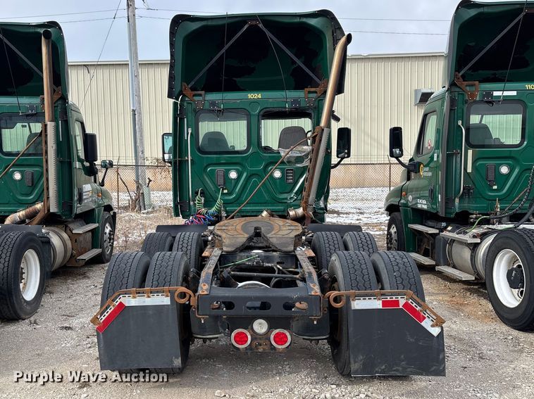 image for item FG1122 2017 Freightliner Cascadia 125 semi truck