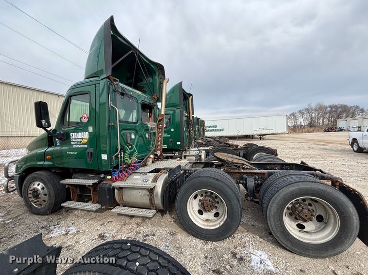 image for item FG1122 2017 Freightliner Cascadia 125 semi truck