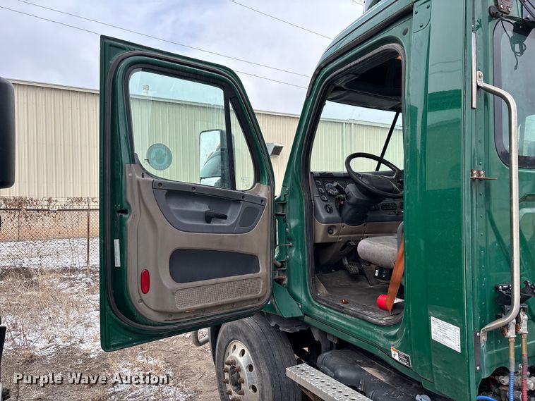 image for item FG1122 2017 Freightliner Cascadia 125 semi truck