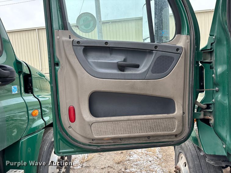 image for item FG1122 2017 Freightliner Cascadia 125 semi truck