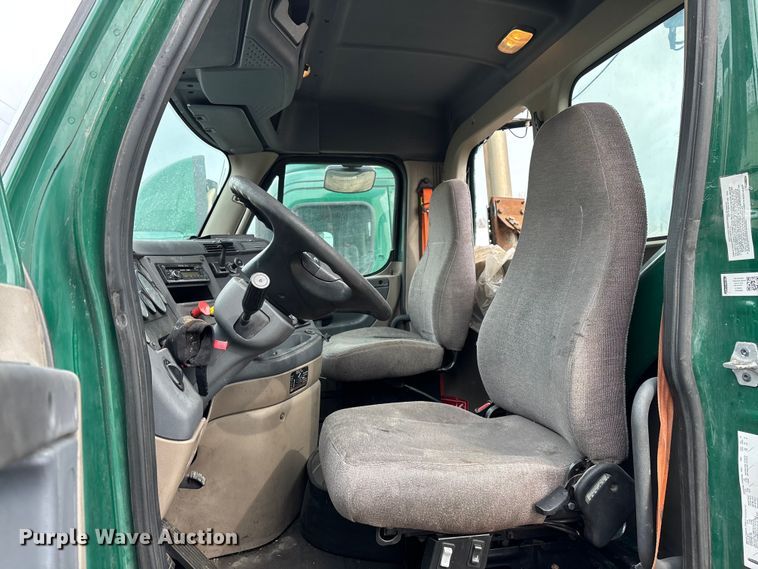 image for item FG1122 2017 Freightliner Cascadia 125 semi truck