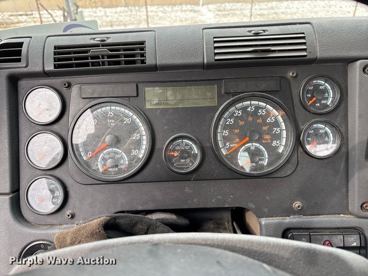 image for item FG1122 2017 Freightliner Cascadia 125 semi truck