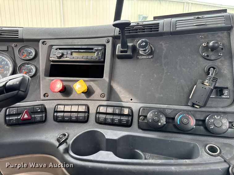 image for item FG1122 2017 Freightliner Cascadia 125 semi truck