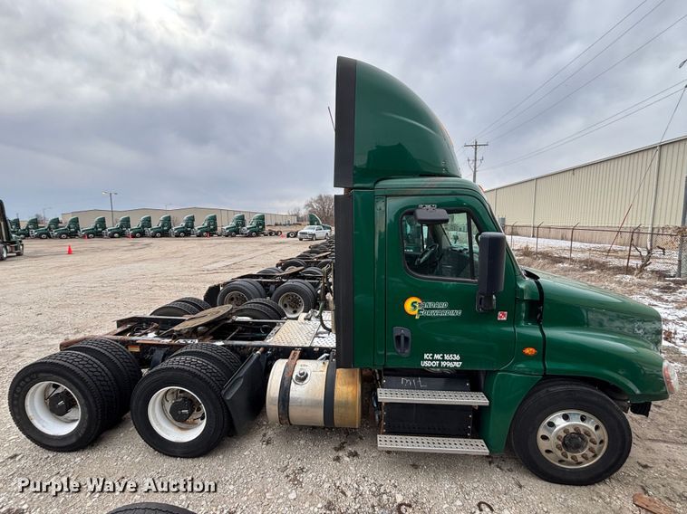 image for item FG1123 2017 Freightliner Cascadia 125 semi truck