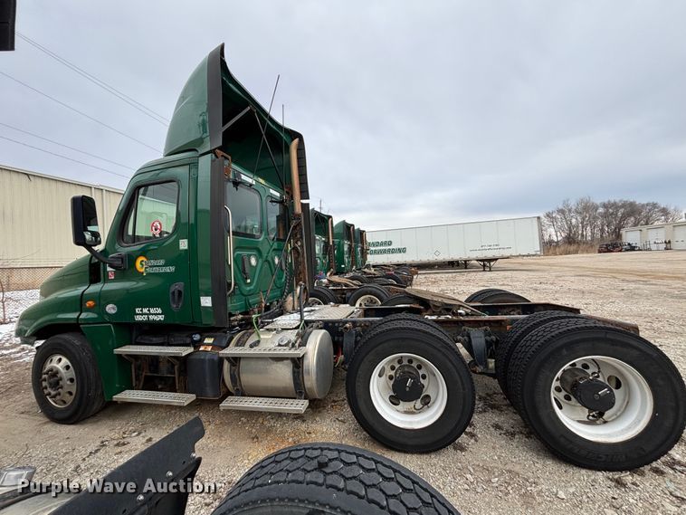image for item FG1123 2017 Freightliner Cascadia 125 semi truck