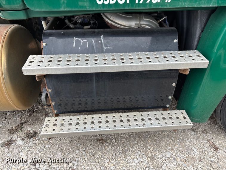 image for item FG1123 2017 Freightliner Cascadia 125 semi truck