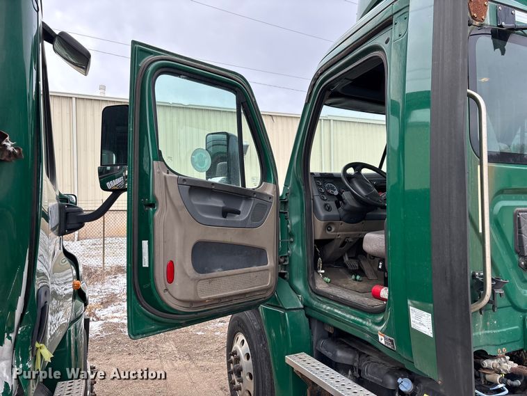 image for item FG1123 2017 Freightliner Cascadia 125 semi truck