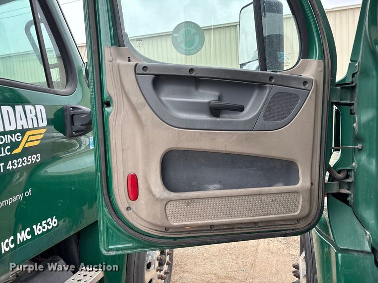 image for item FG1123 2017 Freightliner Cascadia 125 semi truck