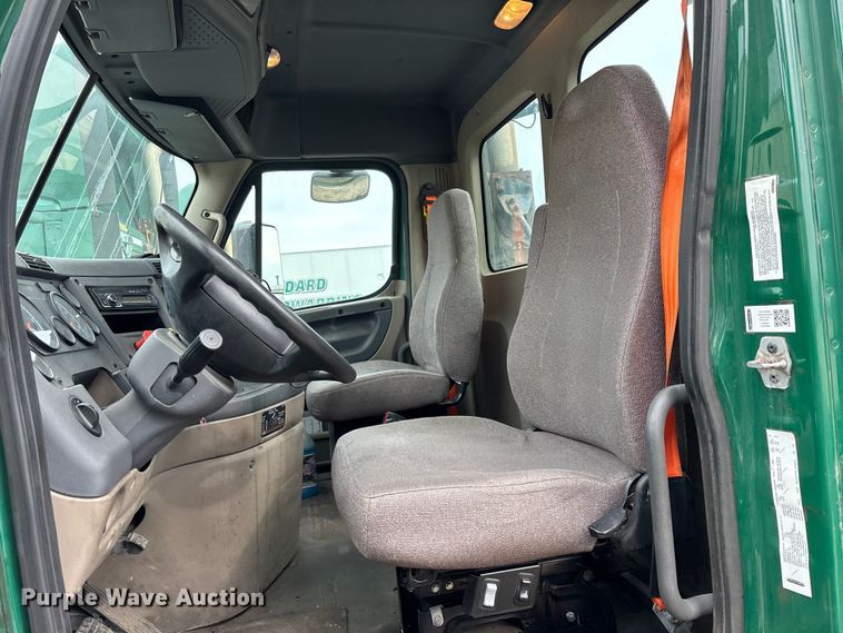 image for item FG1123 2017 Freightliner Cascadia 125 semi truck