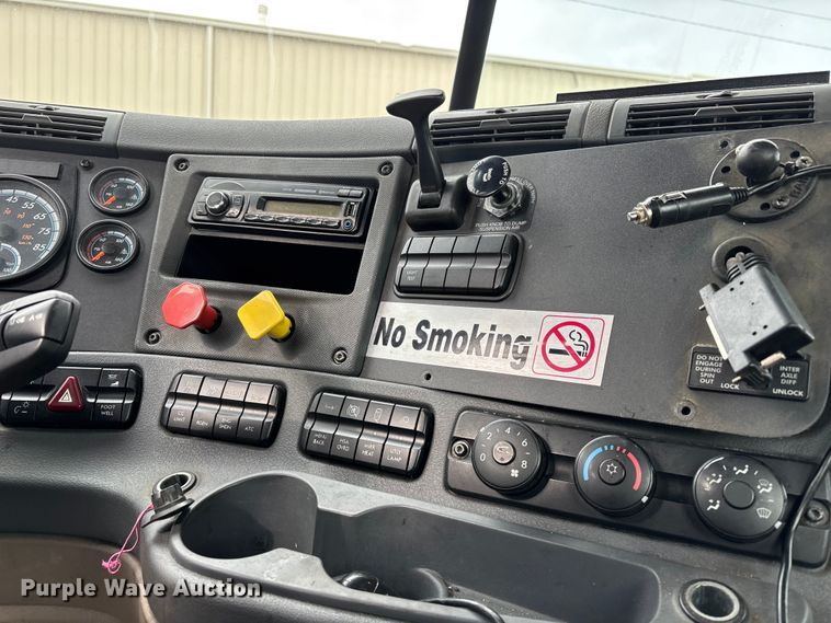 image for item FG1123 2017 Freightliner Cascadia 125 semi truck