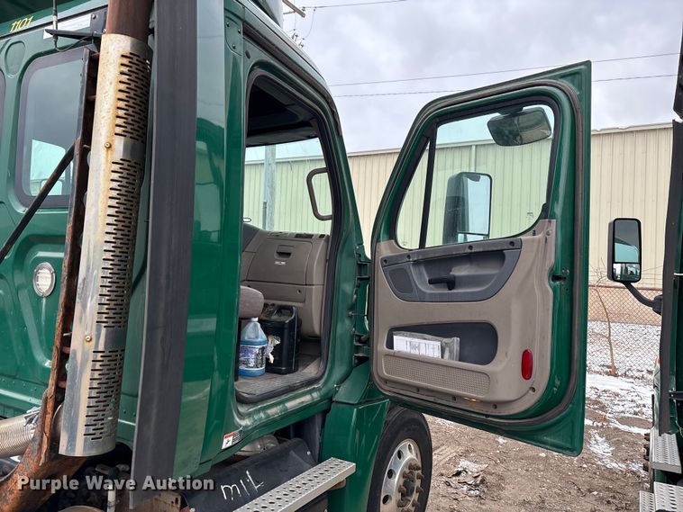 image for item FG1123 2017 Freightliner Cascadia 125 semi truck