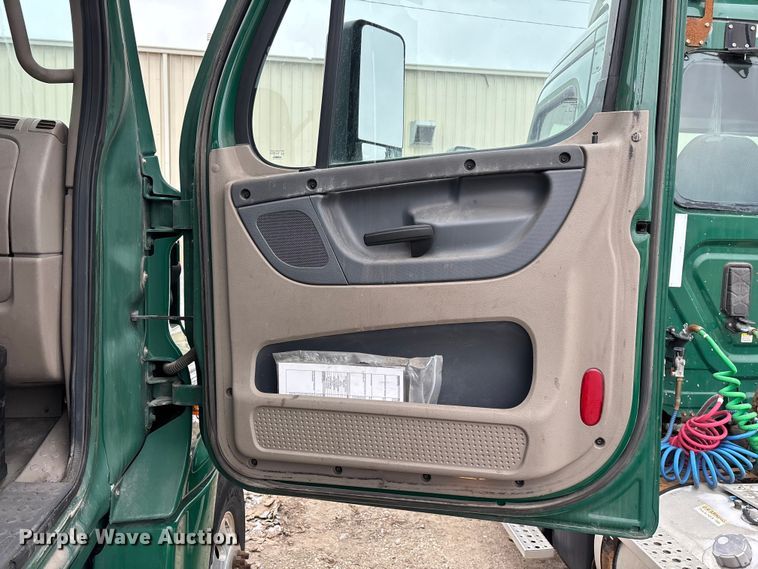 image for item FG1123 2017 Freightliner Cascadia 125 semi truck