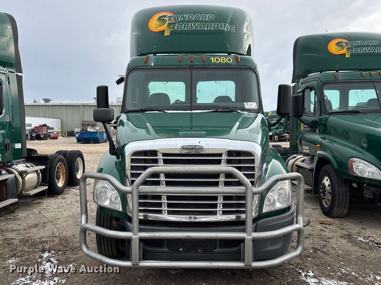 image for item FG1124 2017 Freightliner Cascadia 125 semi truck