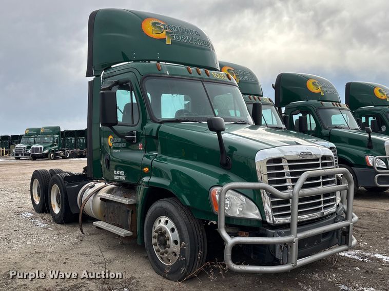 image for item FG1124 2017 Freightliner Cascadia 125 semi truck