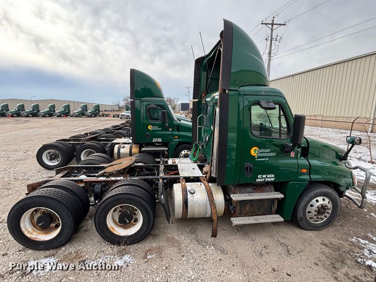 image for item FG1124 2017 Freightliner Cascadia 125 semi truck